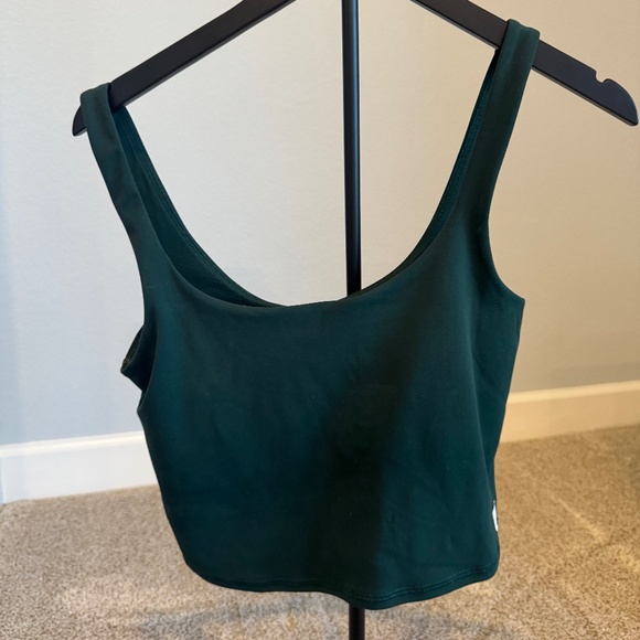 Vuori Daily Crop Color Grass in size medium - Picture 2 of 3